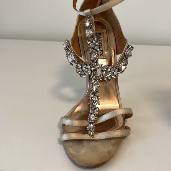 Badgley Mischka Giovanna II Satin T-Strap Jewelled Sandals In Cream Size 7 - Picture 3 of 14